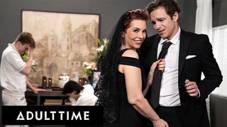 Szexi tetovált nagymami, Ruby Lynne, lebukik egy forró aktus közben temetésen!