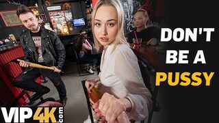 Merész szőke adult sztár szenvedélyesen hódít idegen férfit a bárban