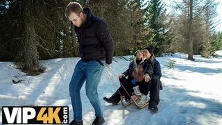 Tűz mellett izzó, szenvedélyes generációs ölelkezés