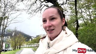 Dögös tini amatőr nyilvános kényeztetése idegennel