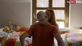 Szőke tini sóhajtozik, miközben az idősebb férfi szenvedélyesen birtokolja Őt