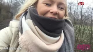 Dögös tini csaj bringán izgatja forró ölét