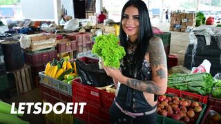 Barna latin MILF Melina Zapata érett puncijába mélyen tolva a felvételen