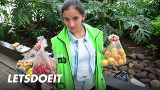 Latin milf Mary Gomez arcára fröcsköl a forró szex után