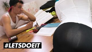 KINKYINLAWS - Forró MILF Mostohaanya Élvezi Mostoha Fia Kemény Hímvesszőjét - LETSDOEIT