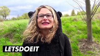Szőke Izzy Mendosa vadul meglovagolja a hatalmas faszt a hátulján az autóban