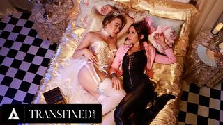 Mesebeli királynők Emma Rose és April Olsen vad strap-on anál dugása