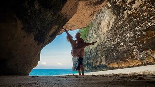 Vad passionális dugás a gyönyörű strandon, forró nedű borít be