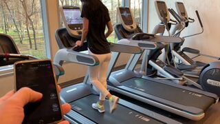 Nyilvános önmulattatás a fitneszteremben műfasszal edzés közben 3. rész