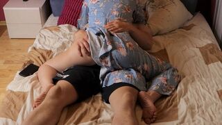 Mostoha anya rajtakapta mostoha fiát a pornónál, és segített neki hamar elélvezni
