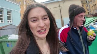 Sokkoló! Forró! Egy tini vadul közösül egy hajléktalannal!