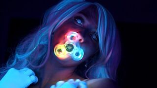 Neon ragyogású tini szépség csábítja faszodat hibátlan vonásaival