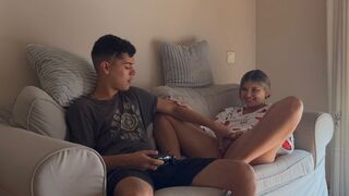 Mostoha hugom csak akkor engedi, hogy befejezzem a játékot, ha előbb mélyen megdugom