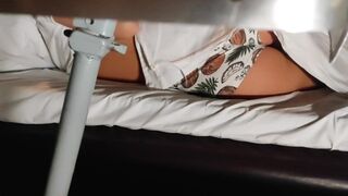 A vonaton nyilvánosan meghágja a feleséges útitársát, miközben producerként mutatkozik be
