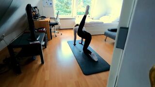 Fiatal fitnesz csaj ujjazgatja magát, aztán keményen átkurtálják
