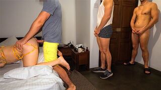 Engedtem két rajongónak, hogy meghódítsa a popómat - a párom utolsónak érkezett és a legsűrűbb adaggal töltött tele