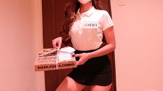 A pinay pizzás lányt meghágja a vevő
