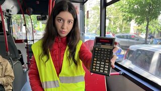 A buszvezető rajtakapta a csaló utasokat és keményen meghágta őt, beleélvezve a nedves puncijába