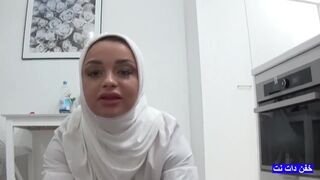 Arab MILF csábítja a mostoha fia barátját vad dugásra, míg a férje dolgozik