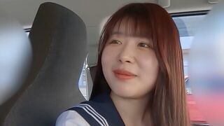 Kasumi-chan, a dögös riporternövendék az autóban élvezi a kemény farkat nyalogatva és simogatva