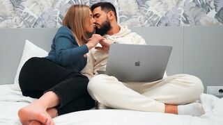 Vágyakozó tini csábítja el a tapasztalatlan fiút első találkozáson - mélyen lövell a szűk punciba