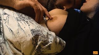 Forró csókok és érzéki mellsimogatás tökéletes tinibimbókon