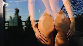 Gyönyörű seggű szőke Larajuicy egész nap dugatja nedves punciját