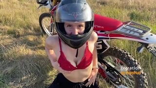 Forró motoros szépség orálisan kényezteti a motorost az enduro réten