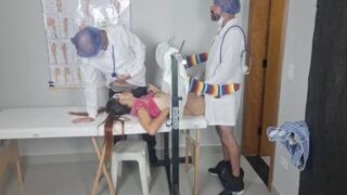 Sötétített tekintettel hatolnak a gyógyítók a páciensbe