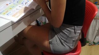 Pénzt fizetek a takarítónőnek, hogy megérintsem, és ő huncutul leszopjon