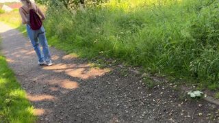 Kíváncsi szégyenlős csaj rajtakap, ahogy simogatom magam, és forró kalandokra vágyik