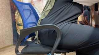 Barátom arab felesége felizgult munka közben és ujjazta magát a bugyijában
