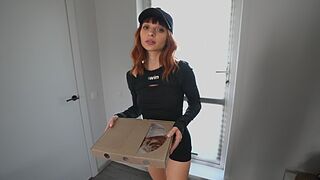 Duzzadó diáklány futár lenyelte a pizzámat, aztán szétbasztam a szűk kis picsáját