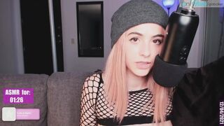 Gia Baker csábítóan suttog neked a mikrofonba mocskos ASMR-ben