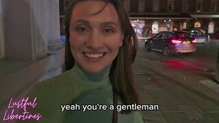 Érett brit milf kétségbeesetten csábított, hogy mélyen beleélvezzek a szőrös, nedves puncijába