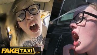 Szemüveges Tetovált Brit Alt-Modell Vadul Megbaszva a Fake Taxi Kocsiában