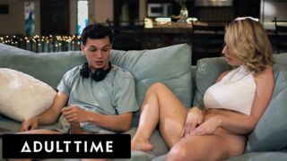 Adult Time exkluzív - Forró MILF rajtakapja mostohafiát az önmulattatásban és belemegy vele