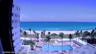 Meztelenül a miami tengerparton, hotelszobai ablakból az óceán csábító látványára meredve