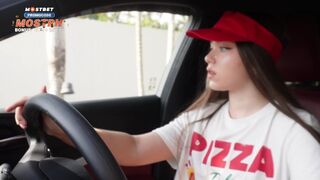 A késéséért szétbasztam a pizzás csaj punciját, és hatalmas élvezettel töltöttem meg