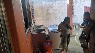 Feleségem távozott, a szobalány megadta magát a kemény vágyamnak