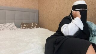 Arab feleség telefonbeszélgetés közben simogatja a nedves punciját a gyönyörig