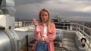 Sikerült majdnem lenyelnie a kemény farkát a dögös csajnak az utcán