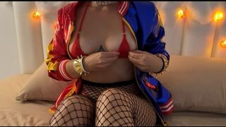 UFO szexi beleugrása a dögös Harley Quinn piros mikro bikinijébe, minden lyukat meghódítva