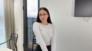 Forró Ava keményen dolgozik az állásért, majd teletölti a száját szafttal