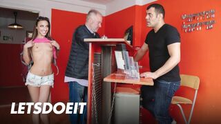 Vadító Szexjáték a Cuki Utazóval a Kíváncsi Hostelben