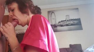 Göndör hajú milf szopja és veri a farkamat amíg elélvezek