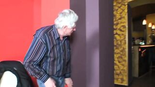 Idős Pasi Mindig Dugni Akar egy Dögös Tinivel - Old Man Always Wants to Fuck