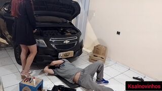 Szexi autós csaj éhes pillantással nyeli a szerelőt a garázsban