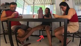 A barátom férjének szoptam le az asztal alatt a szülinapján