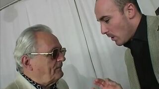 Old Pigs - Szexi szőke csaj dupla análban egy vad hármasban
